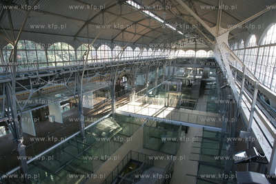 Odrestaurowana zabytkowa hala targowa w Gdansku. 17.08.2005...