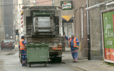 Gdansk. ul. Szklary. Pracownicy PRSP zabieraja odpady...