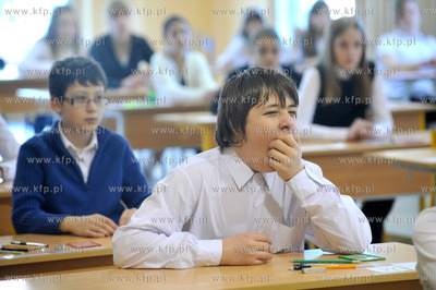 Szostoklasisci pisza testy kompetencyjne. Na zdjeciu...