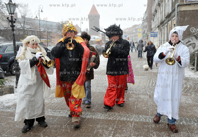 Kolednicy ze szkoly muzycznej w Leborku na  ul. Podwale...