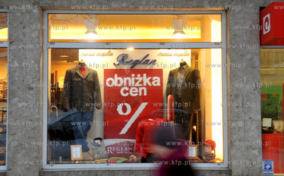 Zimowe wyprzedaze. Obnizka cen w sklepie z ubraniami...