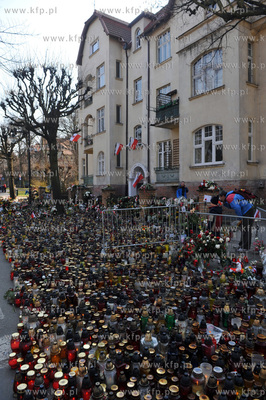 Sopot. Ul. Armii Krajowej 55. Ludzie skladaja kwiaty...