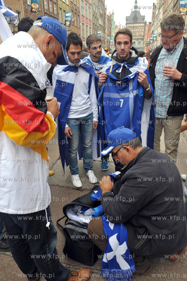 Ulica Dluga w Gdansku. Niemieccy kibice na ulicach...