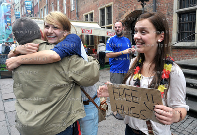 Bezplatne przytulanie przed Ratuszem Głownomiejskim...