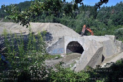 Wyburzanie ostatniego starego wiaduktu dawnej trasy...