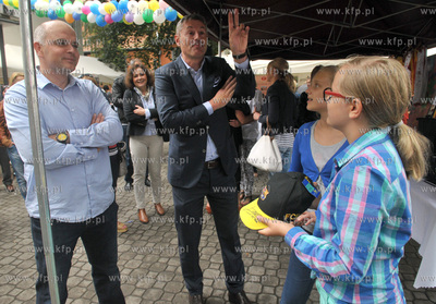 Festyn charytatywny Zeszyt dla Ucznia odby   si   na...