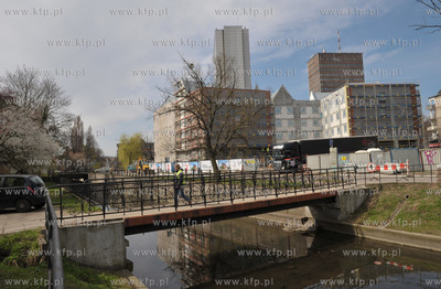 Gdansk. Mostek nad kanelem Radunia pomiedzy ul. Rybaki...