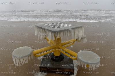 Zalana plaża w Gdańsku Jelitkowie po wichurze. Zalane...