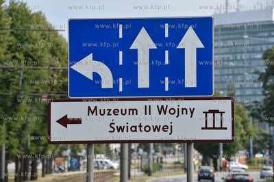 Gdańsk. Aleja zwycięstwa Znak drogowy nakazu jazdy...