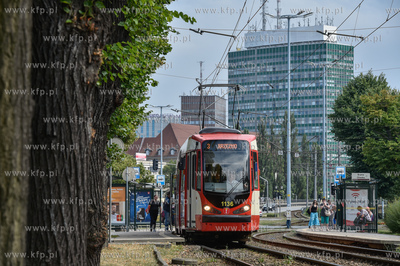 Tramwaj Düwag N8C na al. Zwycięstwa w Gdańsku. W...