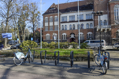 Sopot. Rowery metropolitalne MEVO zaparkowane przed...