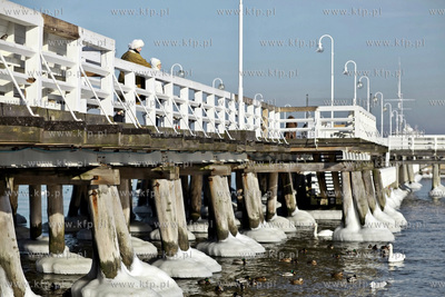 Sopot. Zatoka Gdańska zaczyna zamarzać.
31.01.2012
fot....