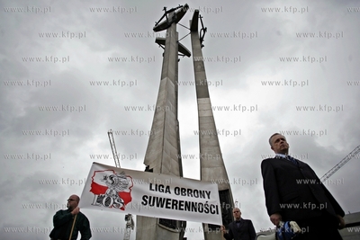 Gdansk. Plac Solidarnosci.Manifestacja Ligi Obrony...
