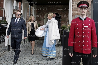 Gdansk. Uroczysty powrot Panienki z Okienka
do kamienicy...