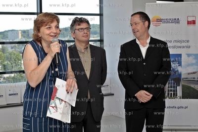 Uroczystosc prezentacji efektu pracy studentow i profesorow...