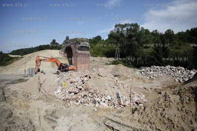 Wyburzanie wiaduktu w Dolnym Migowie pod budowe linii...