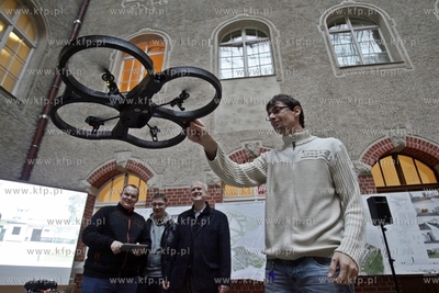 Bezplatny kurs obslugiwania dronow na dziedzincu Jana...