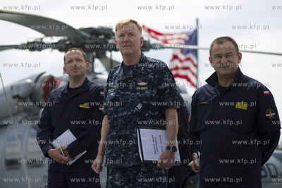 Amerykański okręt desantowy San Antonio dowodzący...