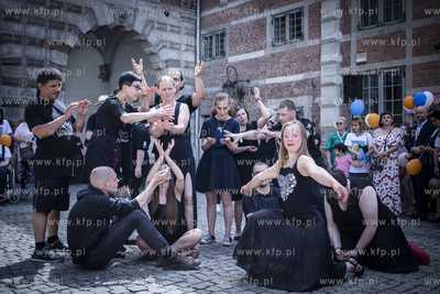 Gdańsk. ul. Długa i Długi Targ. Parada na zakończenie...