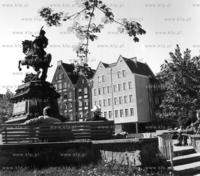 Targ Drzewny w Gdansku..Pomnik Sobieskiego w tle Dom...