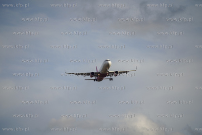 Gdansk Air Port. Salolot linii Wizzair podchodzi do...