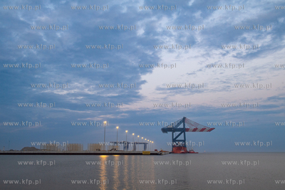 Statek Zhen Hua 36 z czterema potężnymi suwnicami...