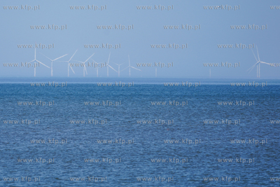 Elektrownie wiatrowe na Bałtyku na wysokości Łeby....