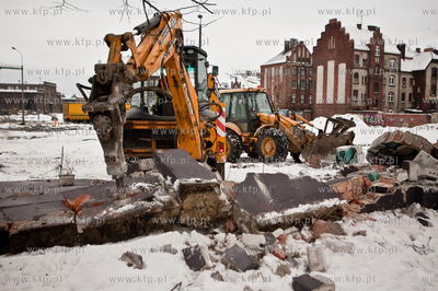 Gdansk. Jana z Kolna. Wyburzanie muru przy Stoczni...