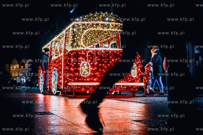 Gdańsk po zmroku. Nz. Autobus na ul. Stągiewnej....