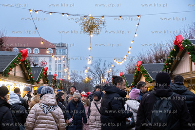 Sopot. Tłumy spacerowiczów w ostatnim dniu roku....