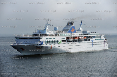 Wycieczkowiec Grand Voyager plywajacy pod bandera wloska...