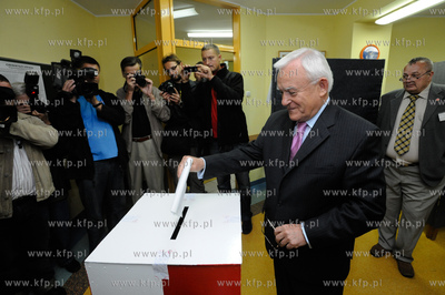 Gdynia. Wybory parlamentarne. Glosuje lech Leszek Miller...