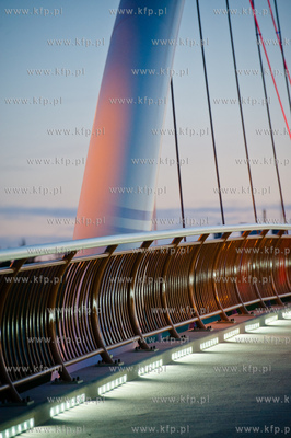 Gdansk. Nowo powstala, efektownie oswietlona kladka...