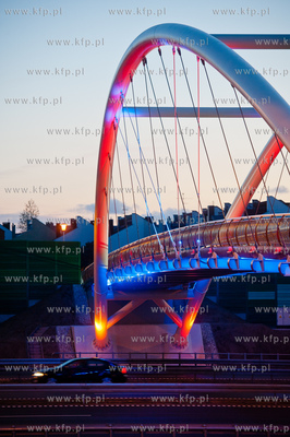 Gdansk. Nowo powstala, efektownie oswietlona kladka...