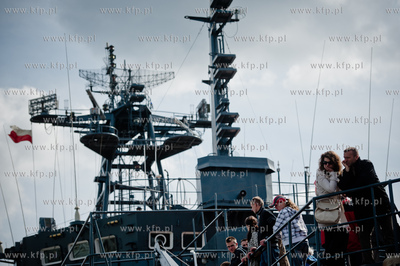 Port w Gdyni. Tlum ludzi oglada i zwiedza zacumowane...