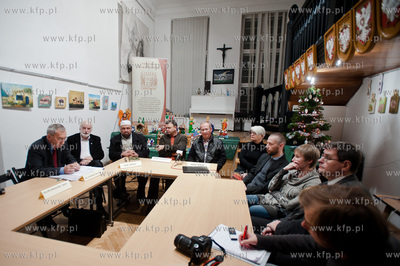 Gdansk. Galeria Mariacka. Debata pt. Swiete Ksiegi,...