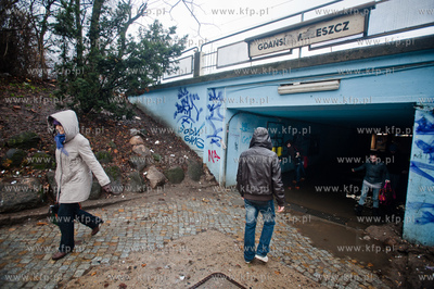 Gdansk. Wrzeszcz. Zalane przejscie podziemne do peronow...