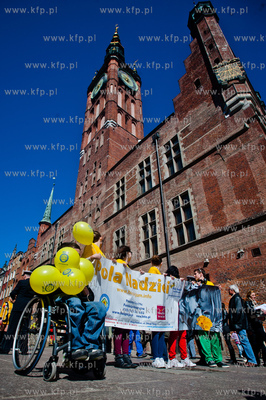 Gdansk. Ul. Dluga. Korowod Pol Nadziei z udzialem Orkiestry...