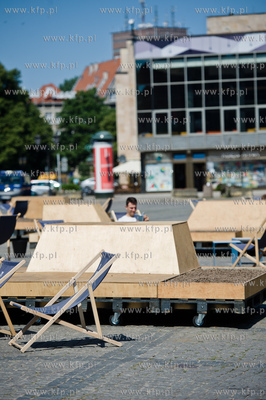 Gdansk. Targ Weglowy. Mieble miejskie - lezaki i miejsca...