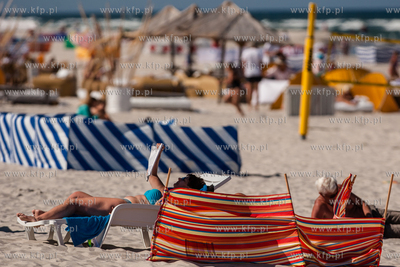 Jurata. Pelna turystow zatloczona plaza od strony otwartego...