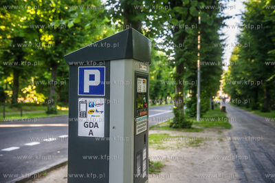 Gdańsk. Parkomert stający przy ulicy Gabriela Narutowicza....