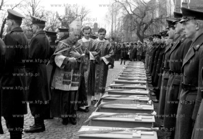 Ceremonia pozegnania i posmiertnego odznaczenia pocztowcow...