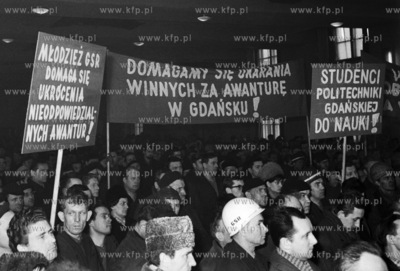 Wiec przeciwko wydarzeniom marcowym '68 w swietlicy...