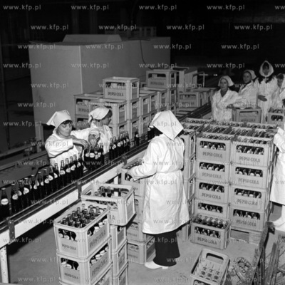 Pierwsze buteki Pepsi Coli schodza z linii produkcyjnej...