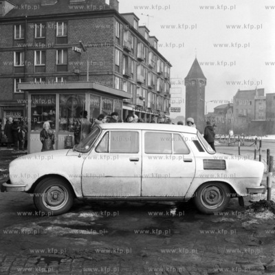 Samochod Skoda zaparkowany na Targu Drzewnym w Gdansku....