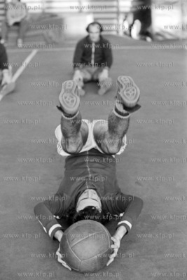 Trening piłkarzy Arki Gdynia w hali sportowej WSWF...