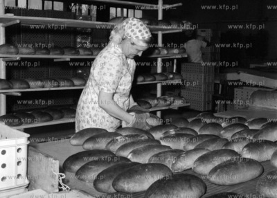 Wypiek chleba w piekarni nr 7 w Gdańsku Oliwie. 7.02.19771luty77_z.kosycarz_p9Fot....