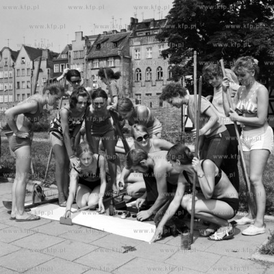 Dziewczyny porządkują teren zielony przy Podwalu...