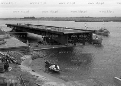 Transport drogą wodną drugiego przęsła budowanego...