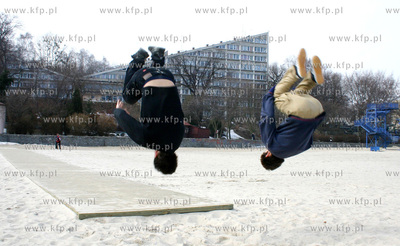 Uprawiajacy Le Parkour (swobodne bieganie)  mlodzi...